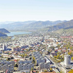 Trei cartiere din Piatra-Neamț pot rămâne fără apă potabilă din cauza turbidității ridicate a apei